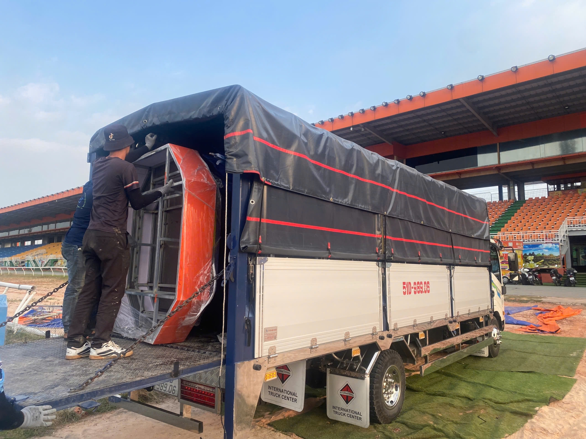 Hàng hóa vận chuyển đi tỉnh bằng xe tải