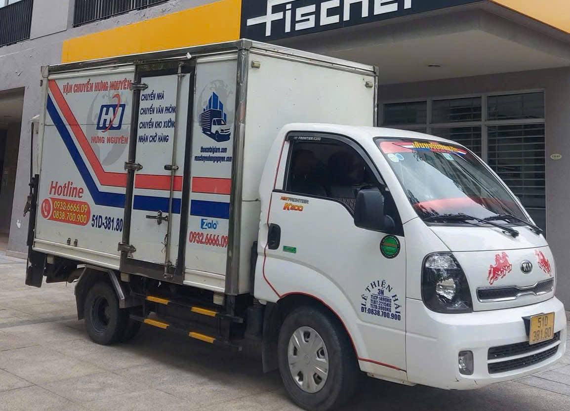 Xe tải chở hàng vận chuyển hàng hóa tại TPHCM