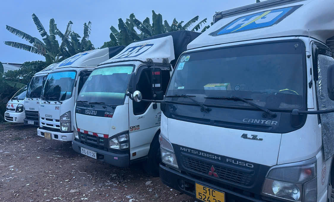 Đội xe tải chở hàng có bàn nâng hạ  Hưng nguyên 