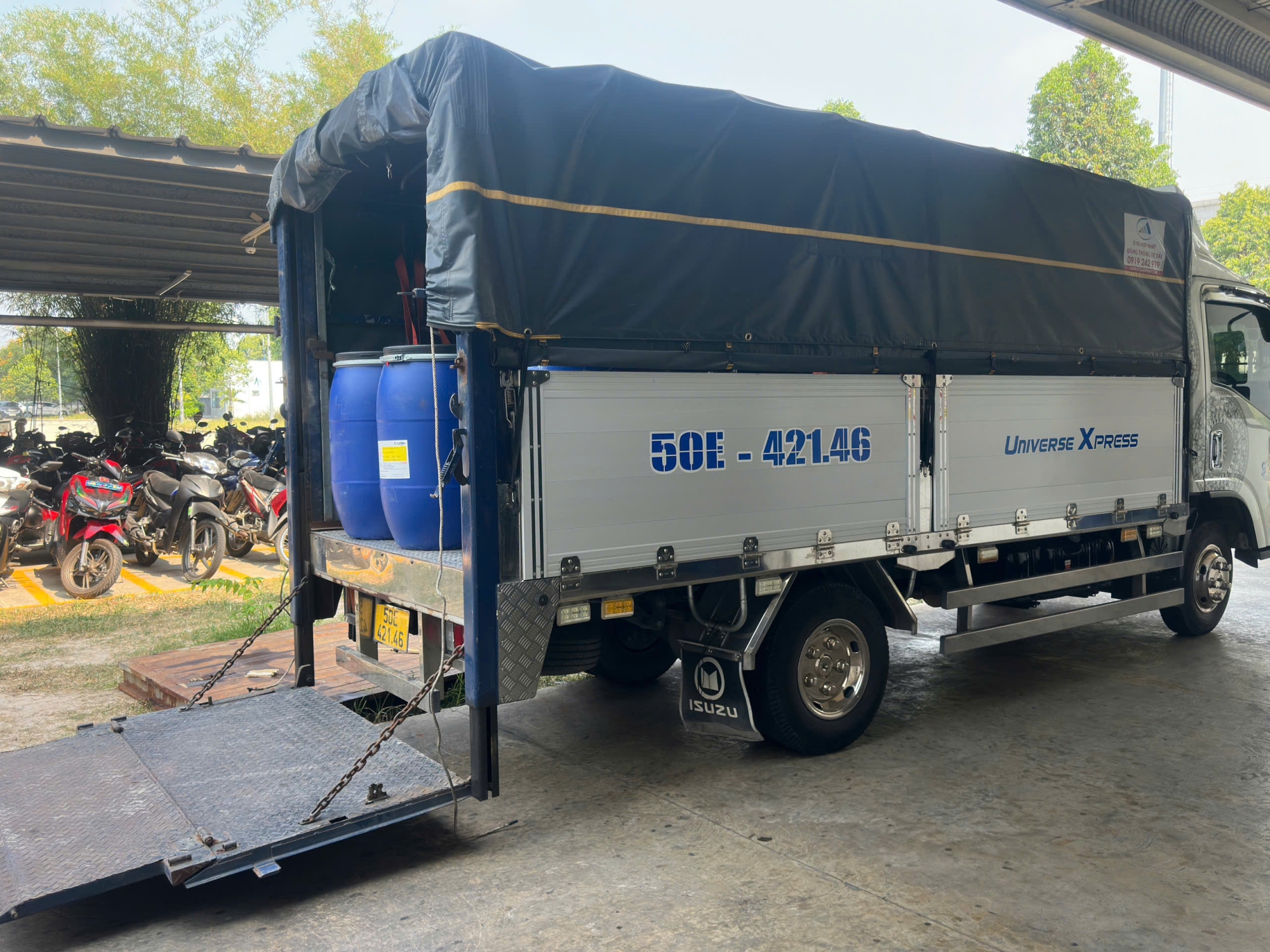 Xe Tải chở hàng có gắn bửng nâng hạ 