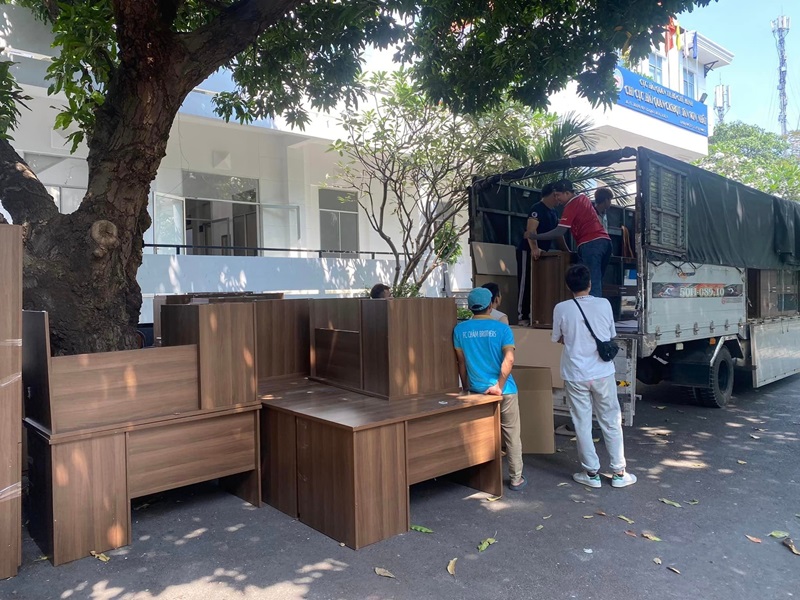 Xe tải vận chuyển đồ nội thất trong dịch vụ chuyển nhà Hưng Nguyên tại TP.HCM